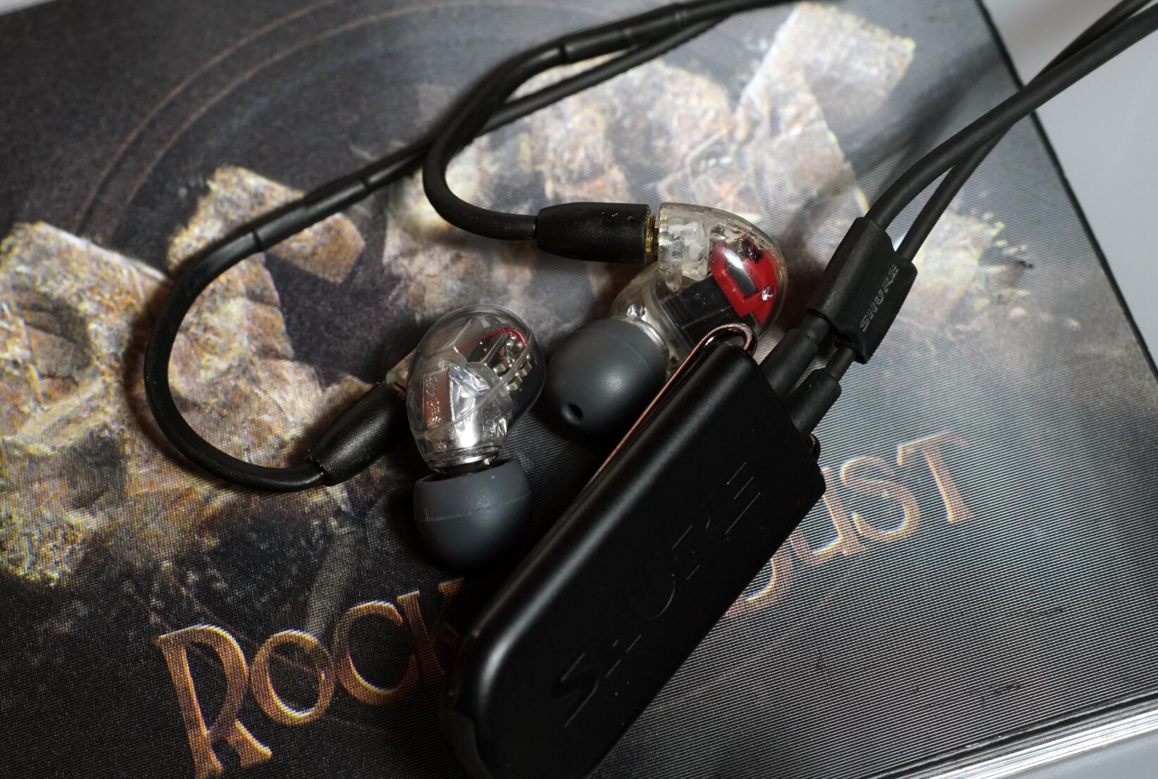 聊一下我喜欢的摇滚音乐以及适合听摇滚的耳机，*放播**器