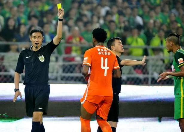 中超裁判被打得最惨的一次,中超裁判秒怂瞬间