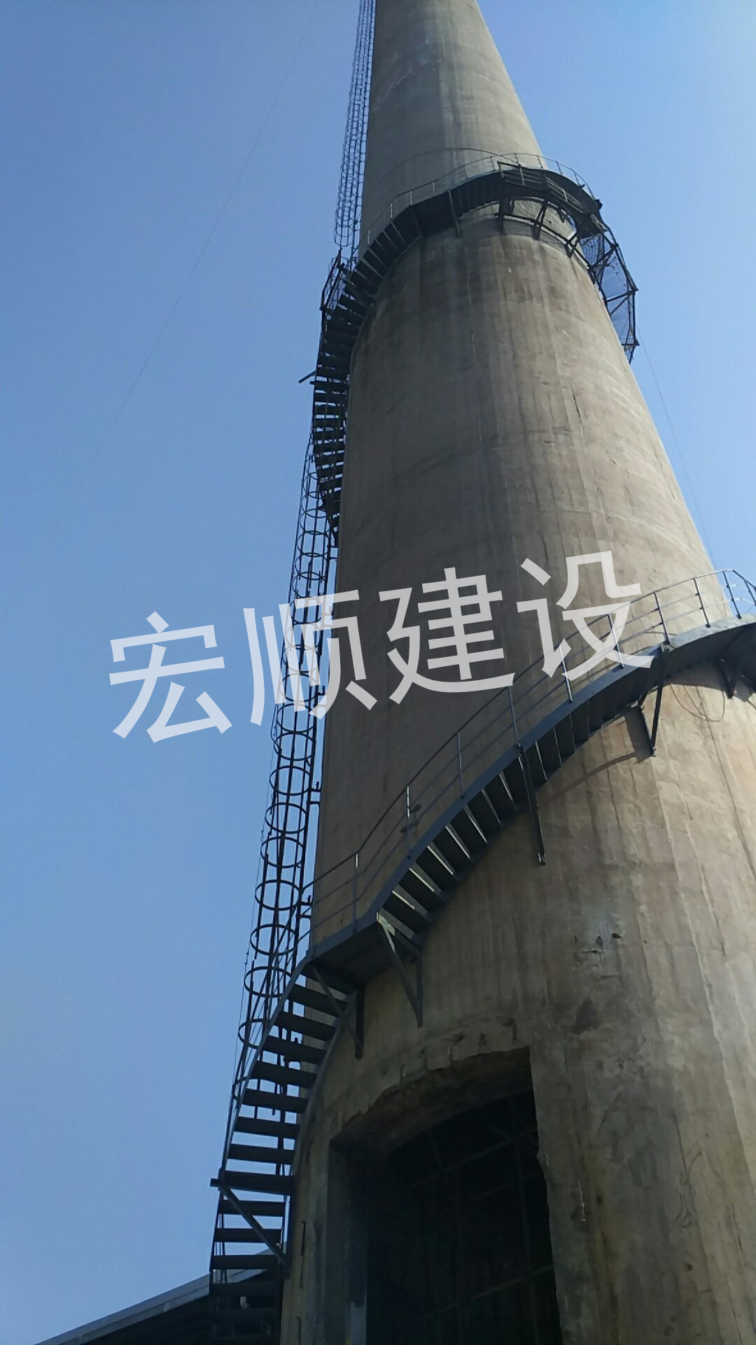 塔架式钢烟囱施工流程,烟囱旋转爬梯安装施工