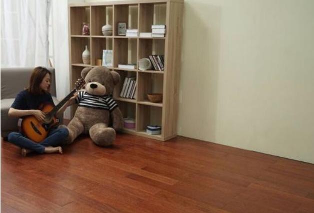 地板菠萝格和红橡木哪个好,菠萝格木地板和橡木地板哪个好