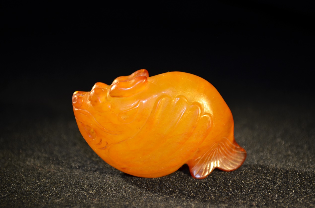 鸡血石与田黄石的结合,硬田黄石与田黄石