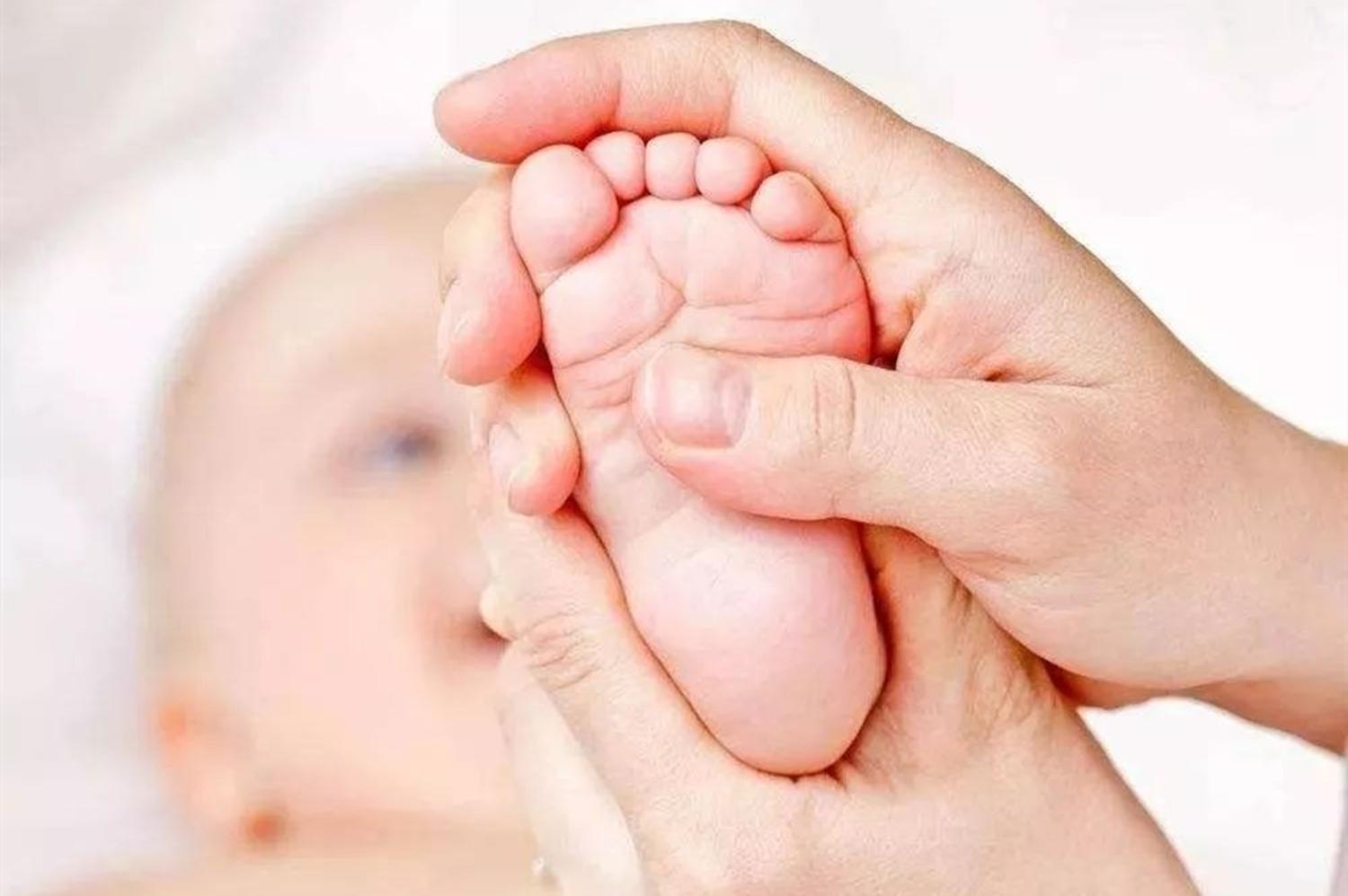 新生儿怎么预防和别人接触,新生宝宝的三不摸新手父母切记