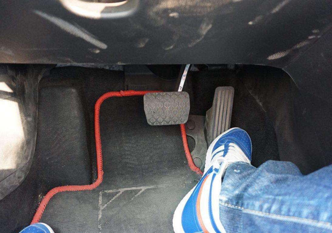 自动挡汽车可以用左脚踩刹车吗,为什么自动挡的车左脚不能踩刹车