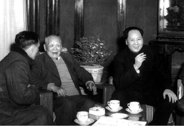 接见朋友时，毛主席的烟盒仅剩1支烟，随后主席的1个举动令人暖心