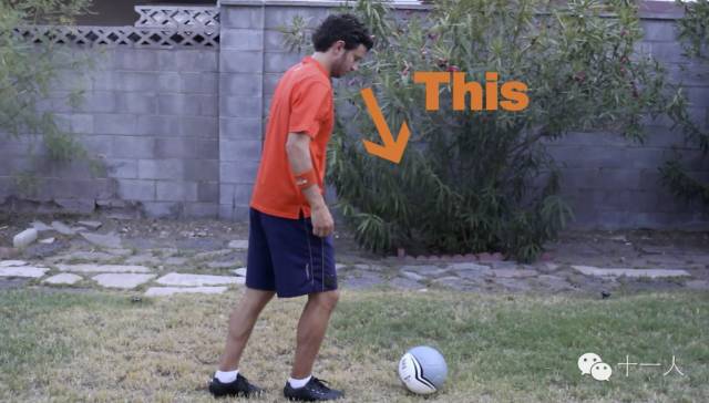 带球时怎么抬头看人,怎么抬头带球