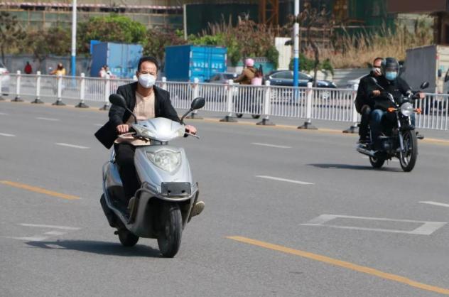 电动车不戴头盔纳入征信,骑电动车没规范戴头盔被交警拦