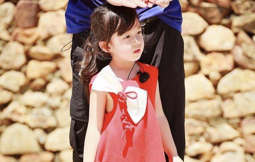 小泡芙第一次出席活动,小泡芙最新萌照曝光祖孙三代同框