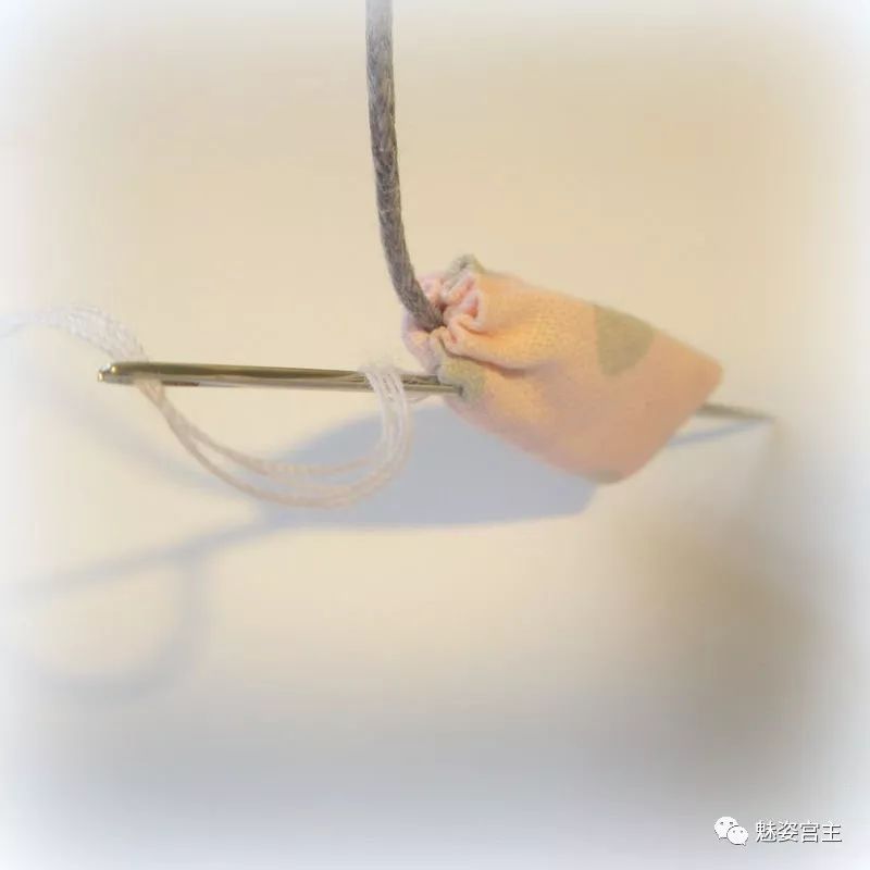 怎么制作花朵手工布料教程,怎么用剩下的布料做衣服上的小花