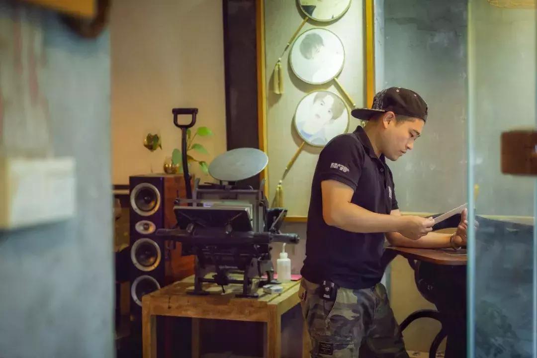 独此一家，机器跨越百年，户部山上的这家小店印出家乡生活的墨迹