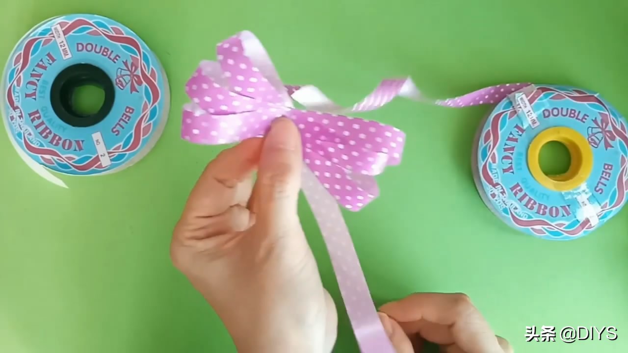 拉花彩带蝴蝶结的打法,包礼物彩带蝴蝶结的打法