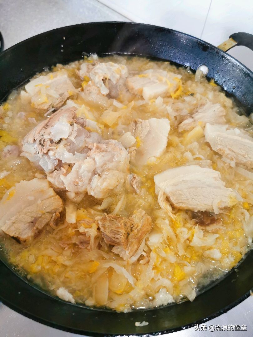 东北市场的正宗杀猪菜馋人流口水,一桌东北杀猪菜