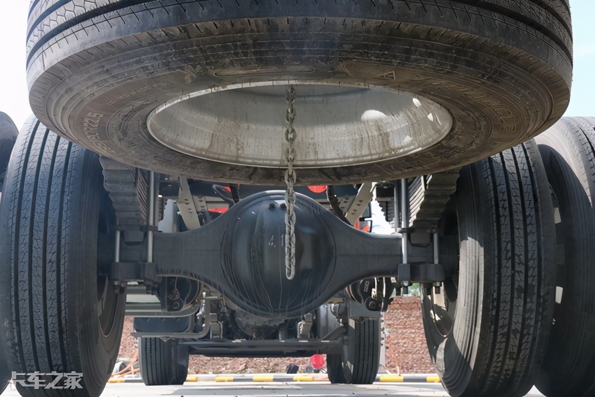 汕德卡600升双腔油箱,600升双腔油箱