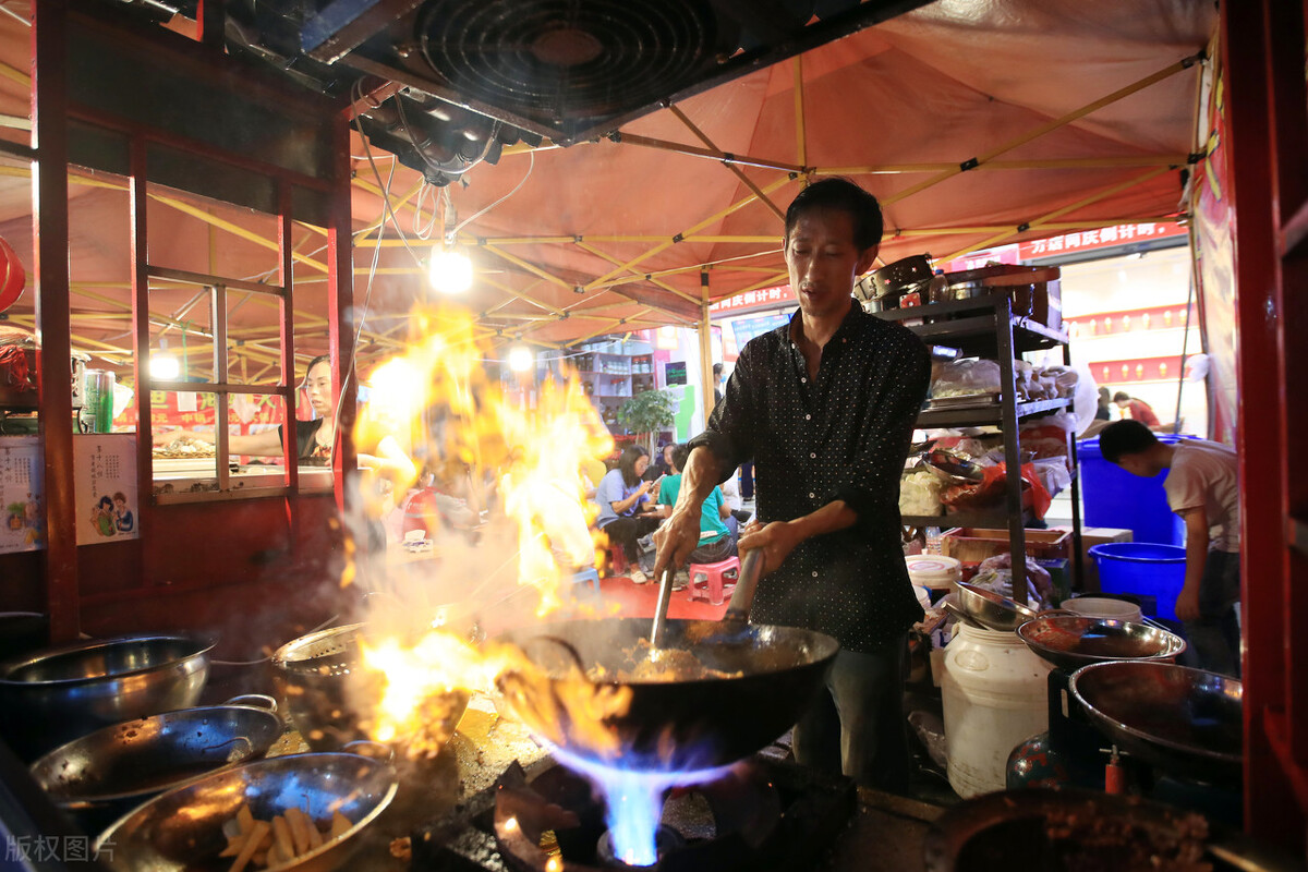 如何让烧烤摊一年赚30万,在山东开一个烧烤店一天能赚多少