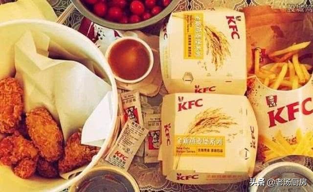 肯德基全家桶下面垫东西,肯德基全家桶里的白纸是真的吗