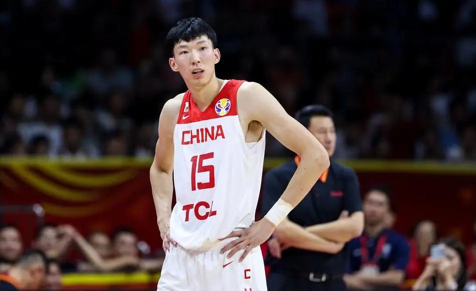 佛山惊现奇葩一幕,足球惊现广东宏远球衣