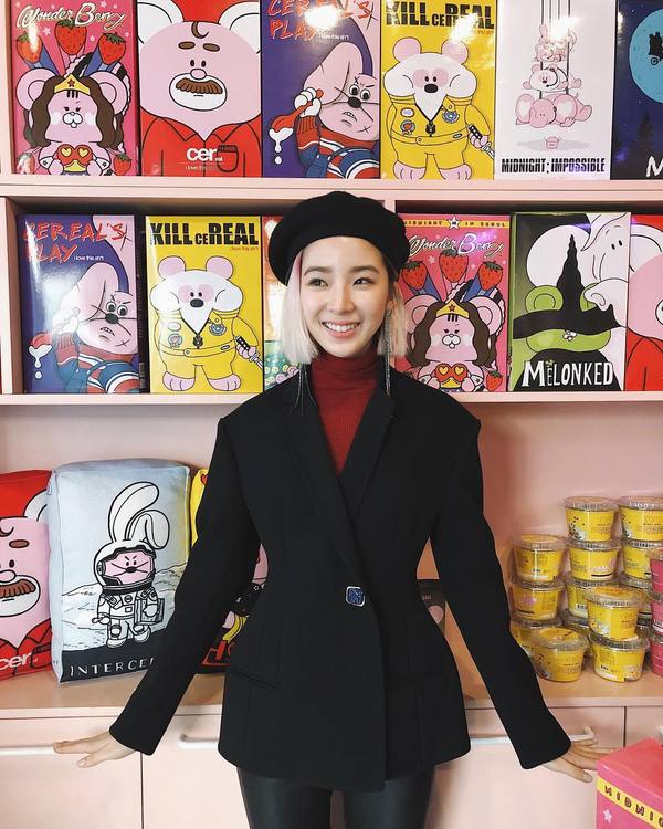 什么颜色显白适合黄黑皮肤衣服,最流行的衣服颜色显肤色白