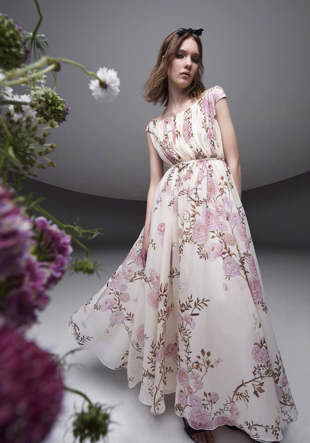 夏季碎花连衣裙适合什么年纪穿,雪纺碎花连衣裙长袖长款怎么穿搭