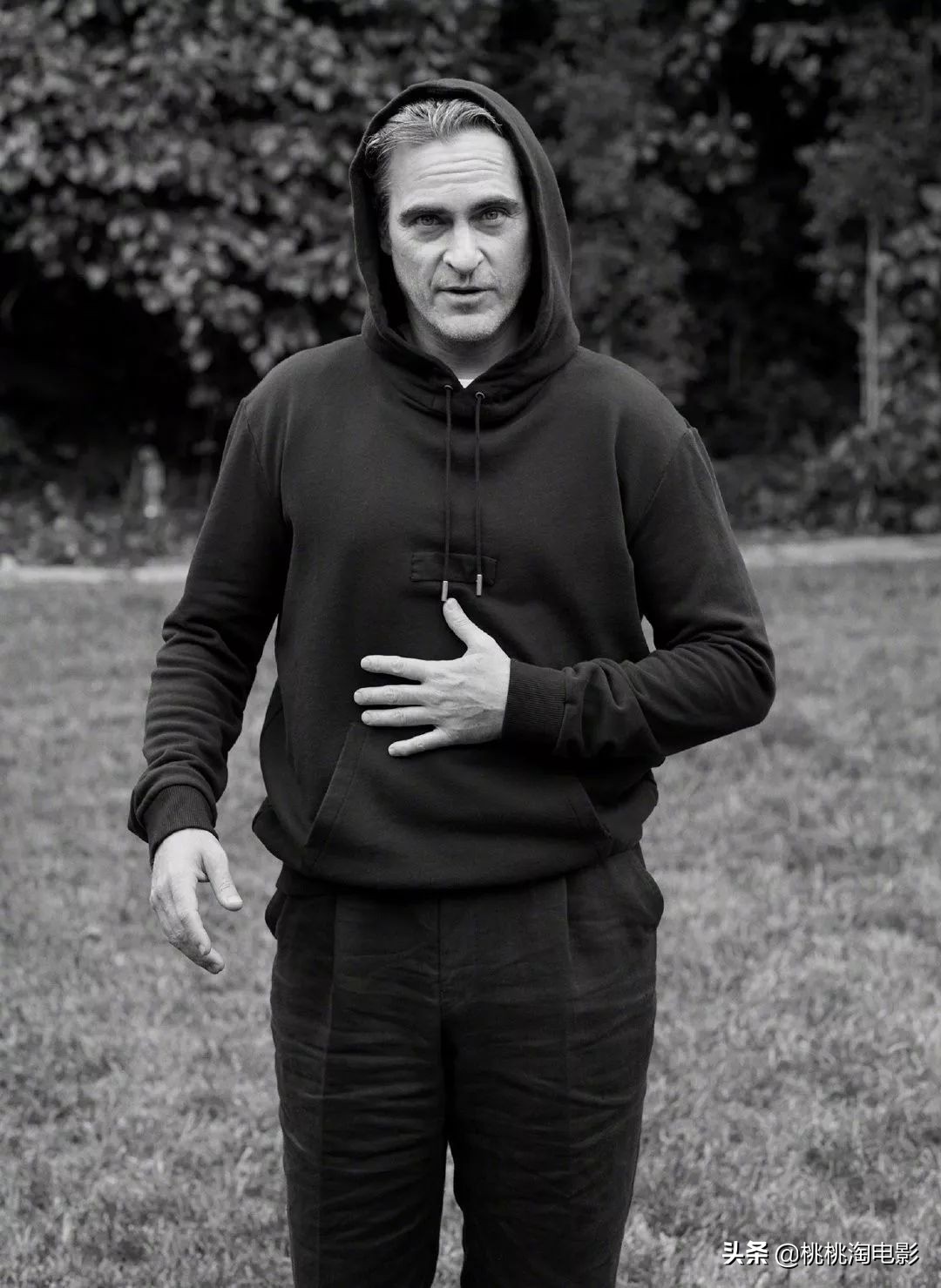 华金菲尼克斯名利场采访,华金菲尼克斯小丑西装