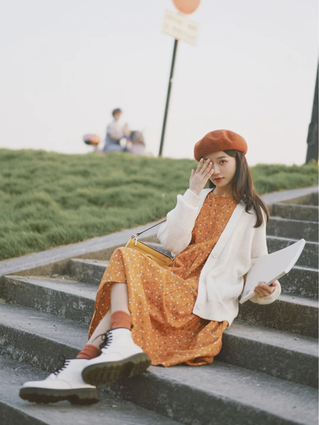 矮个子必备鞋最新款马丁靴,今年最火的中筒靴粗腿圆头马丁靴