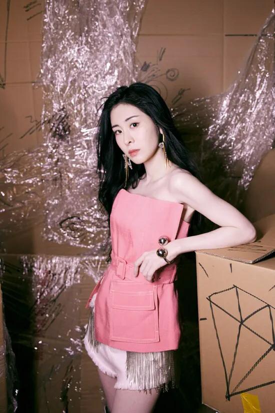 整容、劈腿、被喊老公？华晨宇被圈外女猛锤，人设崩塌