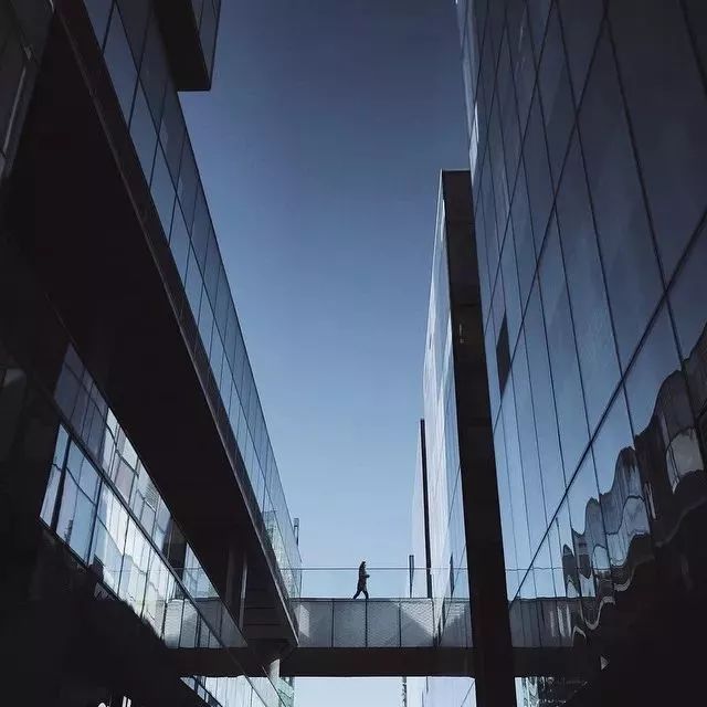 他是一名设计师，靠玩手机摄影成为了苹果签约摄影师