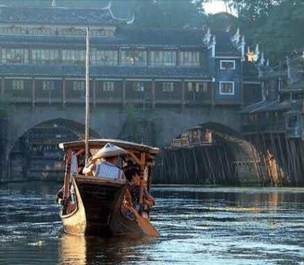 悠悠沱江：渔夫点亮边城夜，灯火照得凤凰醉！