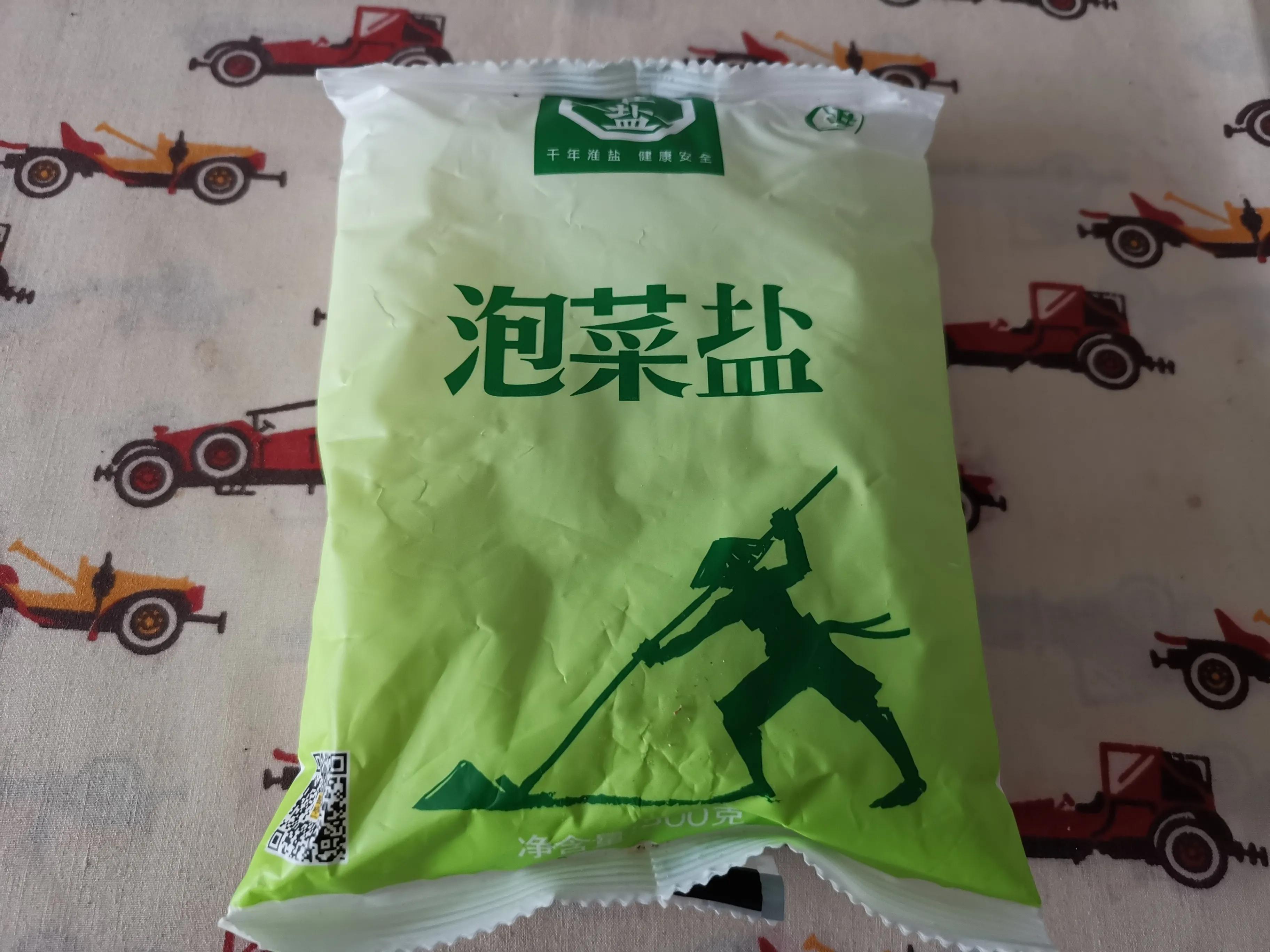 玻璃泡菜坛腌酸菜,泡菜缸里泡老坛酸菜