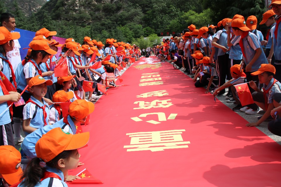 610名可爱的孩子在少华山共绘70米中华龙、千人高歌中国梦！