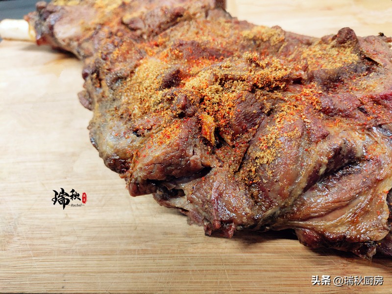 羊肉最适合夏天食用,正宗烤羊腿外酥里嫩的关键