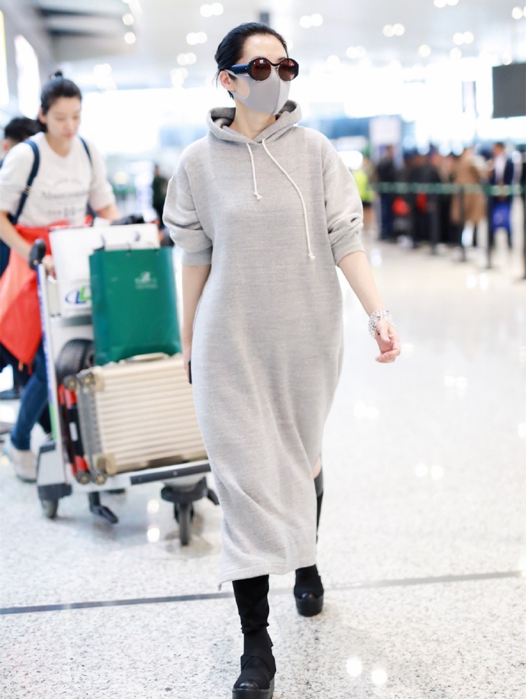 许晴减龄紧身打底裤穿搭,52岁许晴冬季穿搭高级洋气