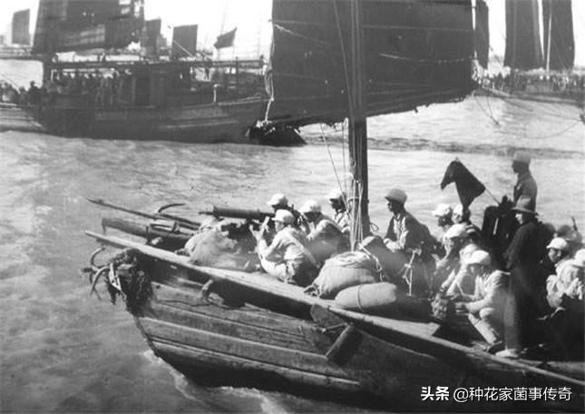 *伯承刘**用稻草、张震用猪水泡，各显神通做救生圈，百万雄师齐备战