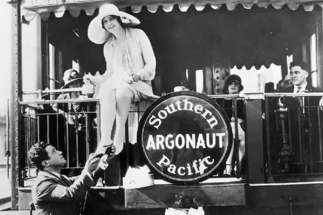 玛丽莲梦露和奥黛丽赫本的感情史,玛丽莲梦露是奥黛丽赫本吗