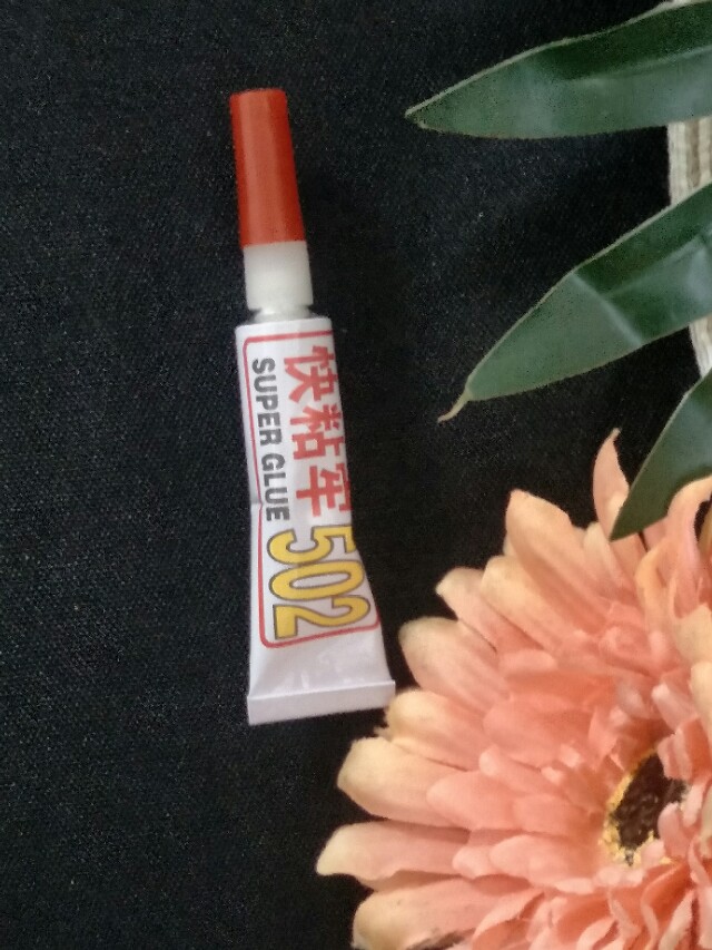 粘到502胶水了怎么才能解开,502胶水粘到手一招轻松解决