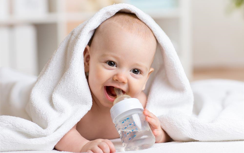 奶瓶当水杯可以使用多少时间,儿童用水杯好还是用奶瓶好