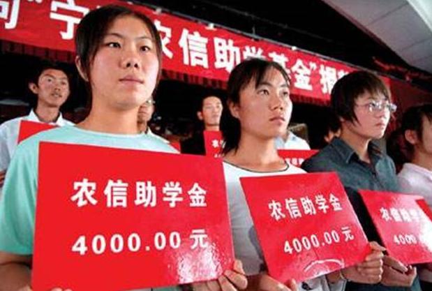 “我买了一双200元耐克鞋”，失去助学金，贫困生不配有好生活？