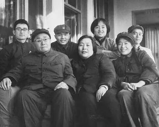 汪荣华：19岁嫁给*伯承刘**，后生7个子女，照顾重病刘帅13年