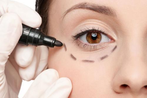 牙膏跟盐水能去眼袋吗,牙膏涂抹能祛眼袋