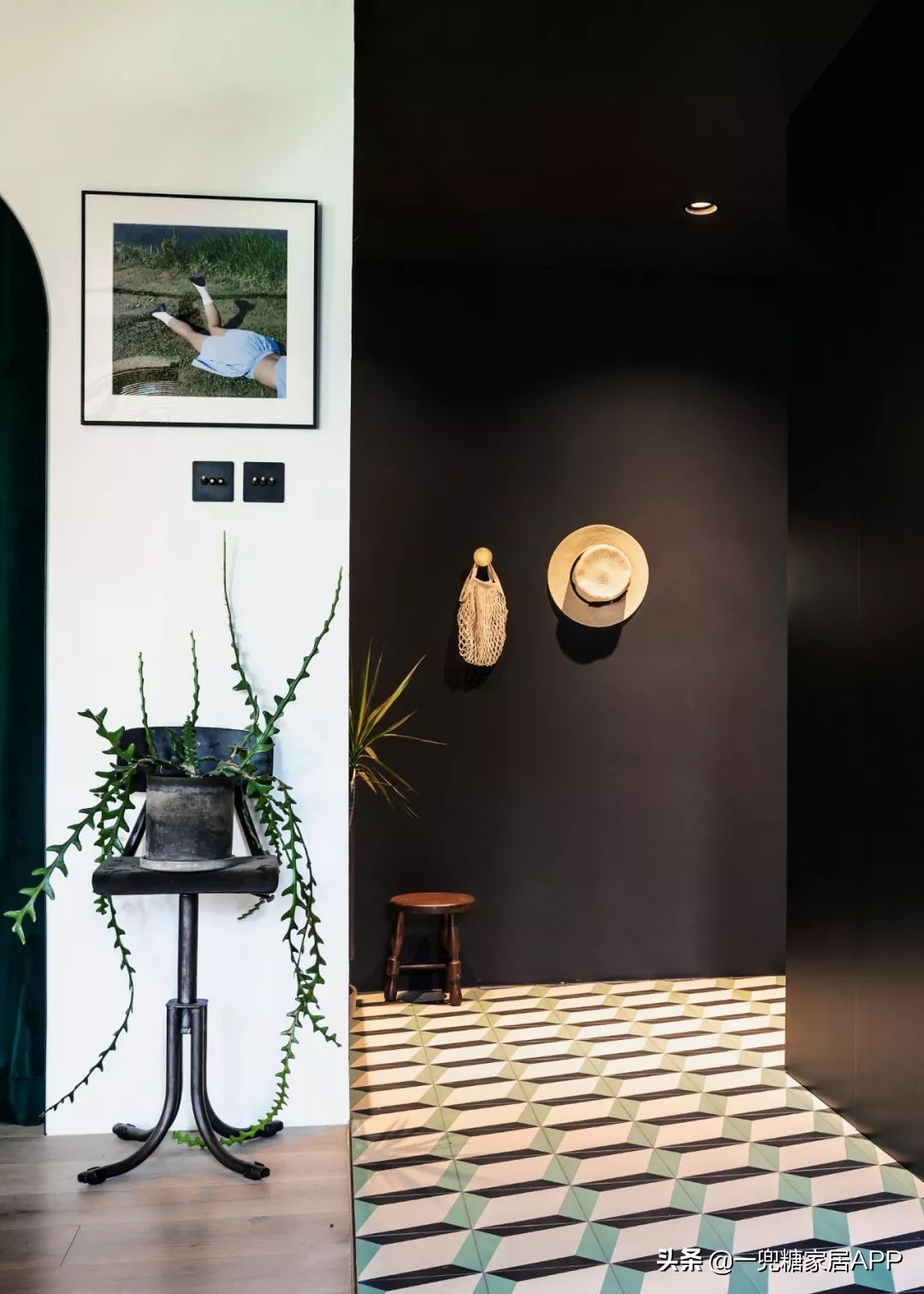 黑色直纹橱柜装修效果图,入门玄关橱柜效果图