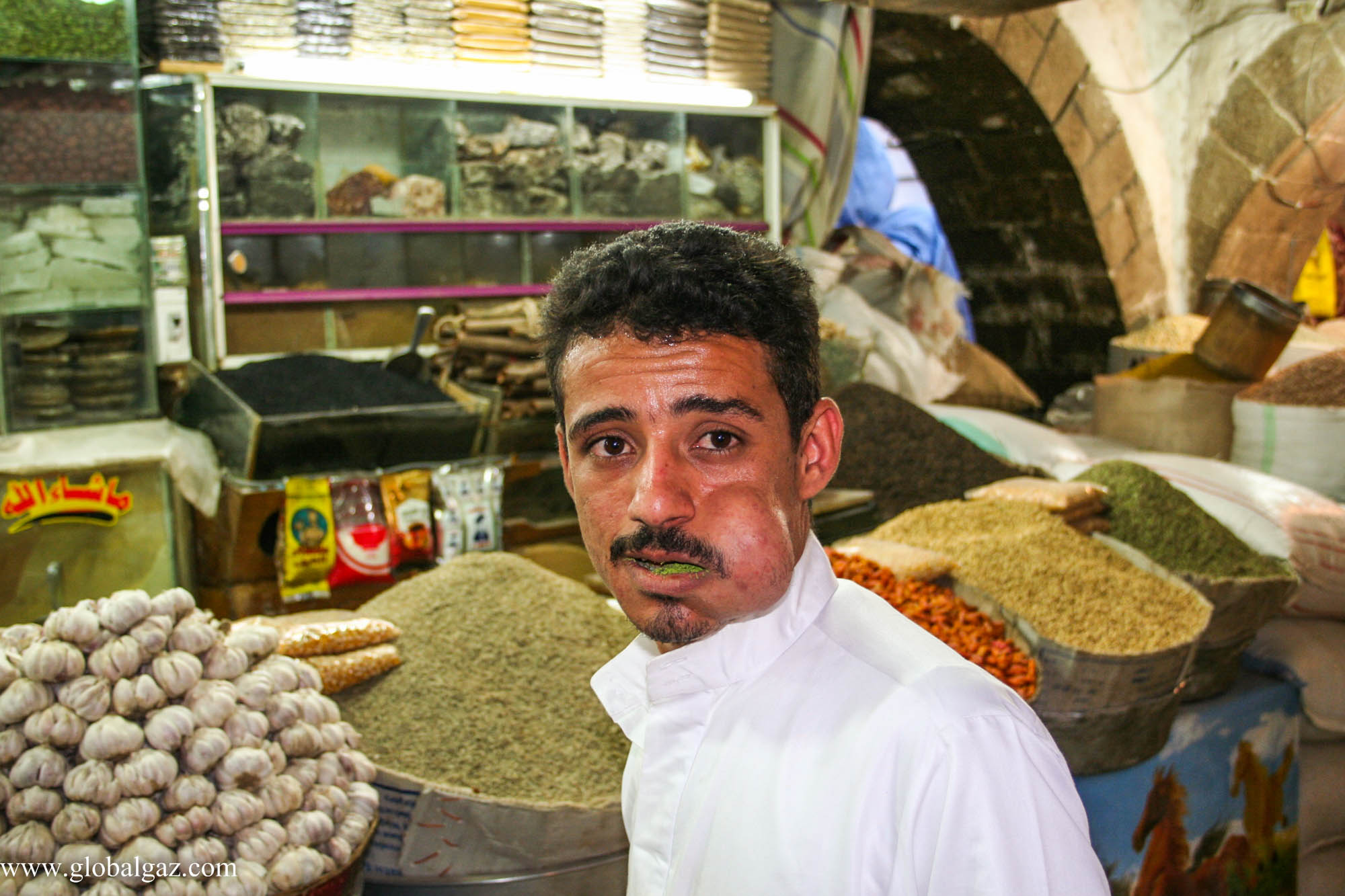 沙漠中的*品毒**王国：40%水用于种*品毒**，致饥荒，满街是脸肿大的人