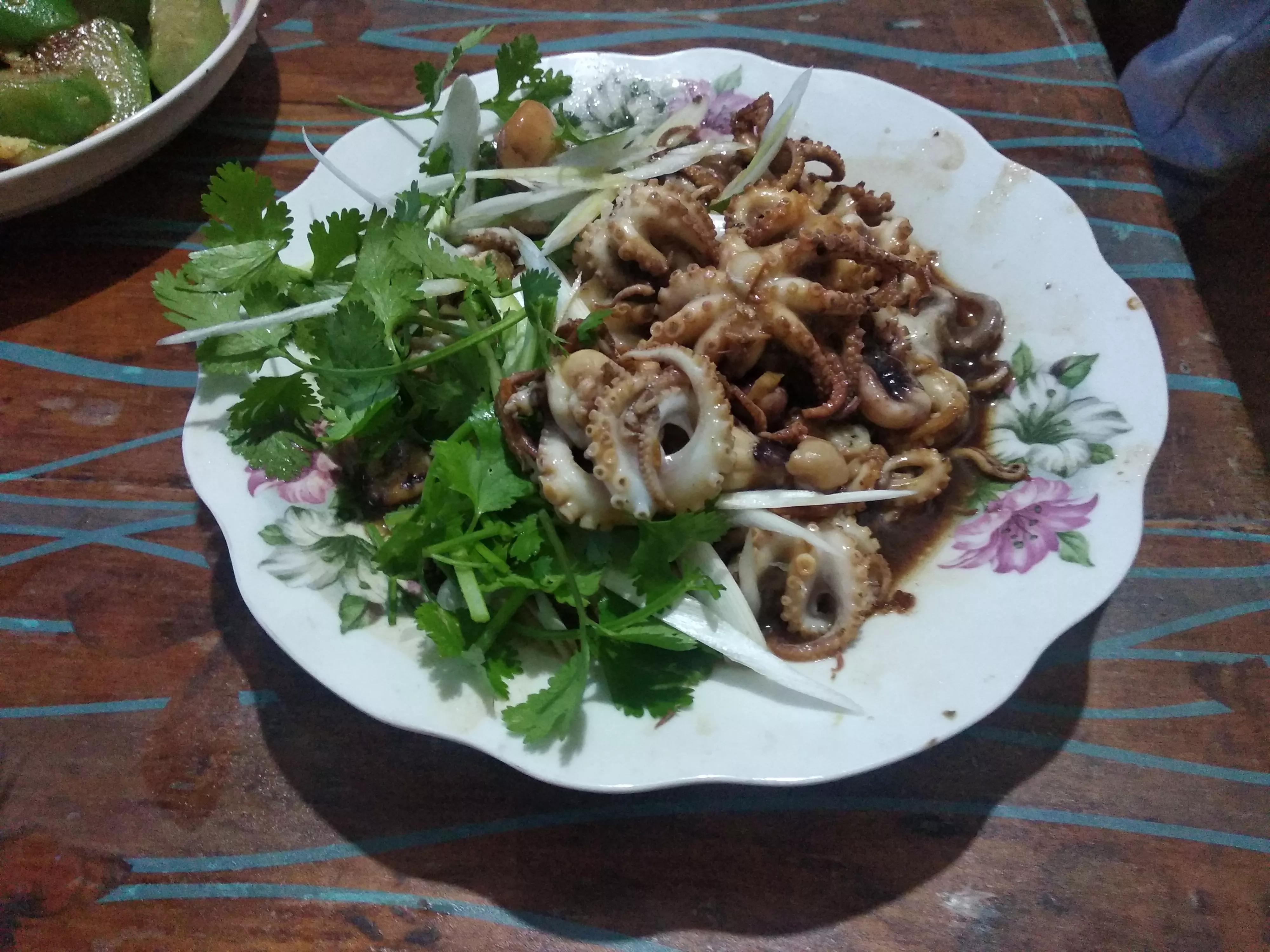 周末陪老丈人卖秋菜，丈母娘做了一大桌菜，网友：还有小姨子没