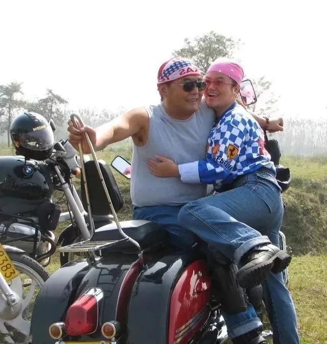 80高龄老头练瑜伽高难度动作,70多岁老大爷坚持练瑜伽