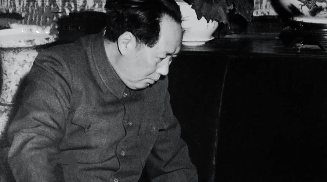 49年毛岸英大婚，酒至半酣时，毛主席摆摆手：你来，我给你个礼物