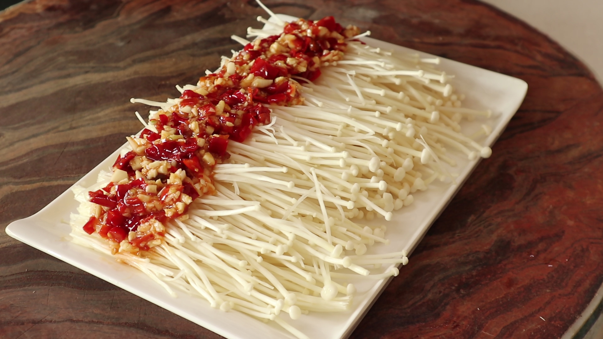 金针菇用菜椒怎么做的,家常剁椒金针菇的做法