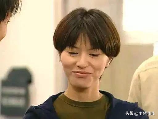 颧骨高头发蓬松多厚适合什么发型,颧骨高扎头发好看还是散头发好看