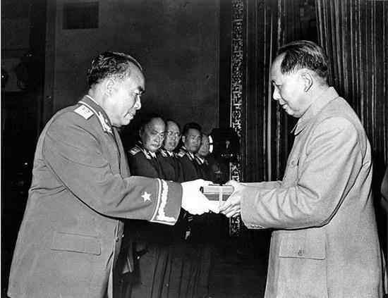 *德朱**位列元帅之首，可军衔命令状却不是001号，001号究竟给了谁？