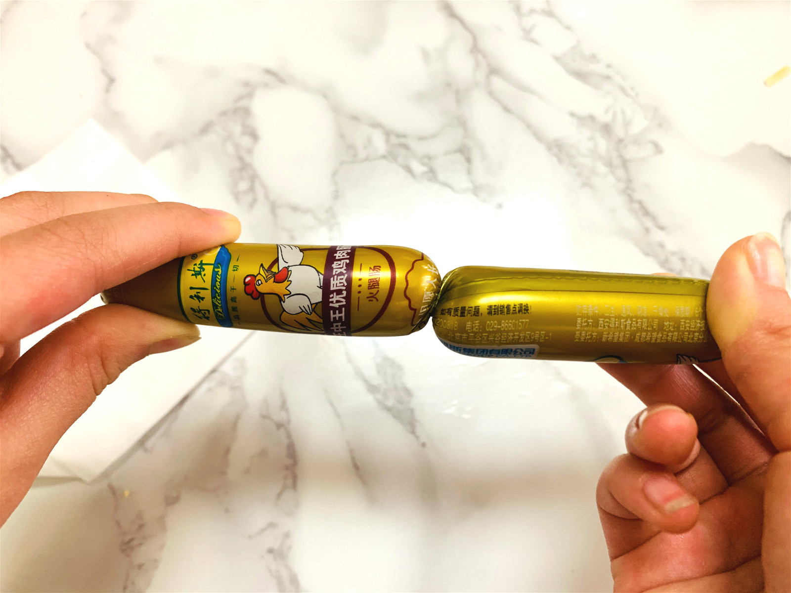 吃了一辈子火腿肠，一直用牙咬，3种小方法，轻松就能打开