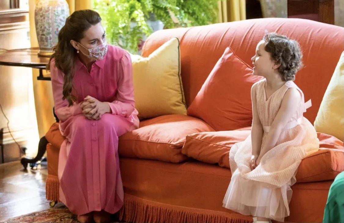 凯特用行动播撒爱，穿粉裙会见白血病女孩，曾经的承诺不曾忘记