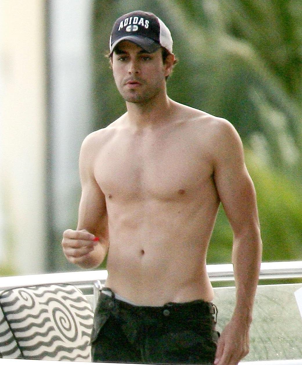 他被评为史上最强拉丁艺人，西班牙菲律宾混血，音乐时尚全面发展