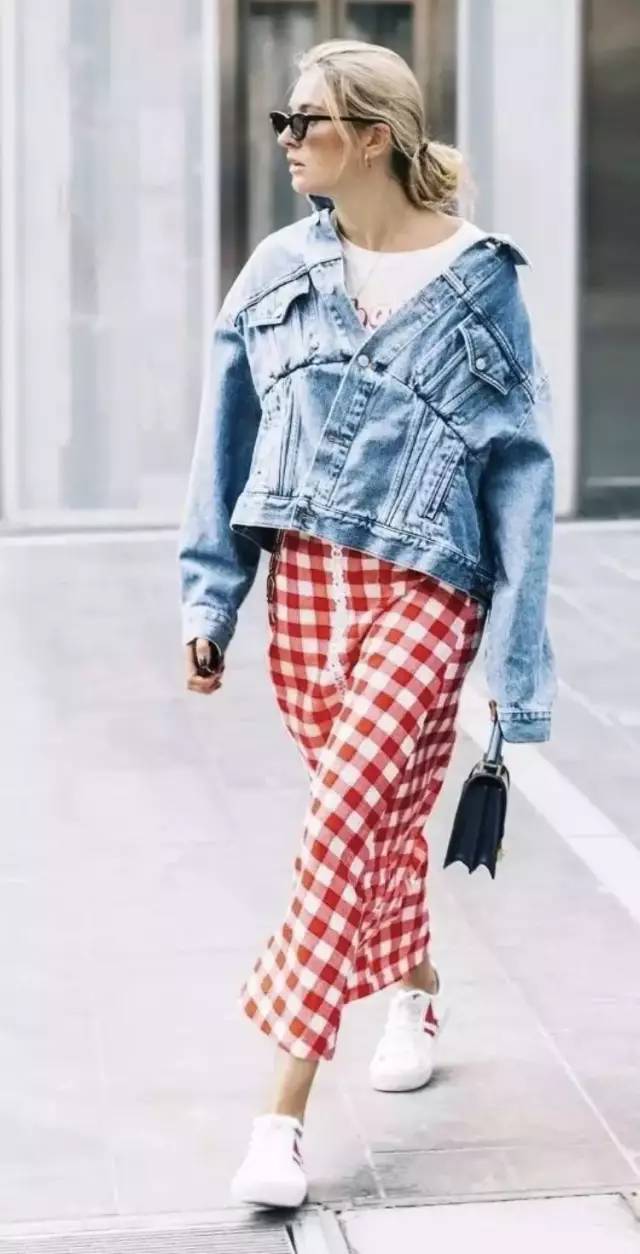 牛仔外套穿宽松好看还是修身好看,牛仔外套基本上搭什么裤子最好看