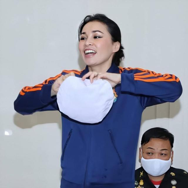 花心泰王也温柔？结婚周年陪王后穿情侣装，满脸宠溺给娇妻打下手